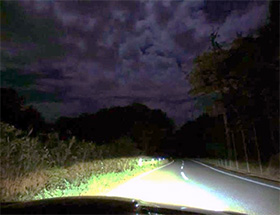 月明かりが空の雲を照らし出す