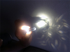 水晶鍼に光を当てると鍼先から不思議な光の拡散が起こるのが見える。