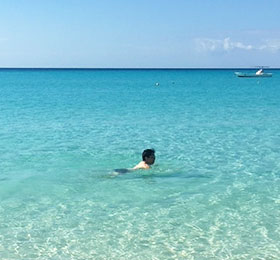 宮古島の海で泳ぐ
